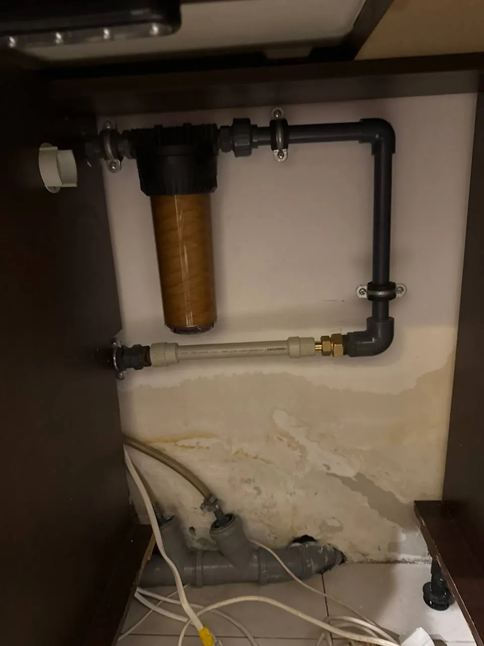 Filtr wody pod zlewem, ślady zacieku — DobryHydraulik Bydgoszcz
