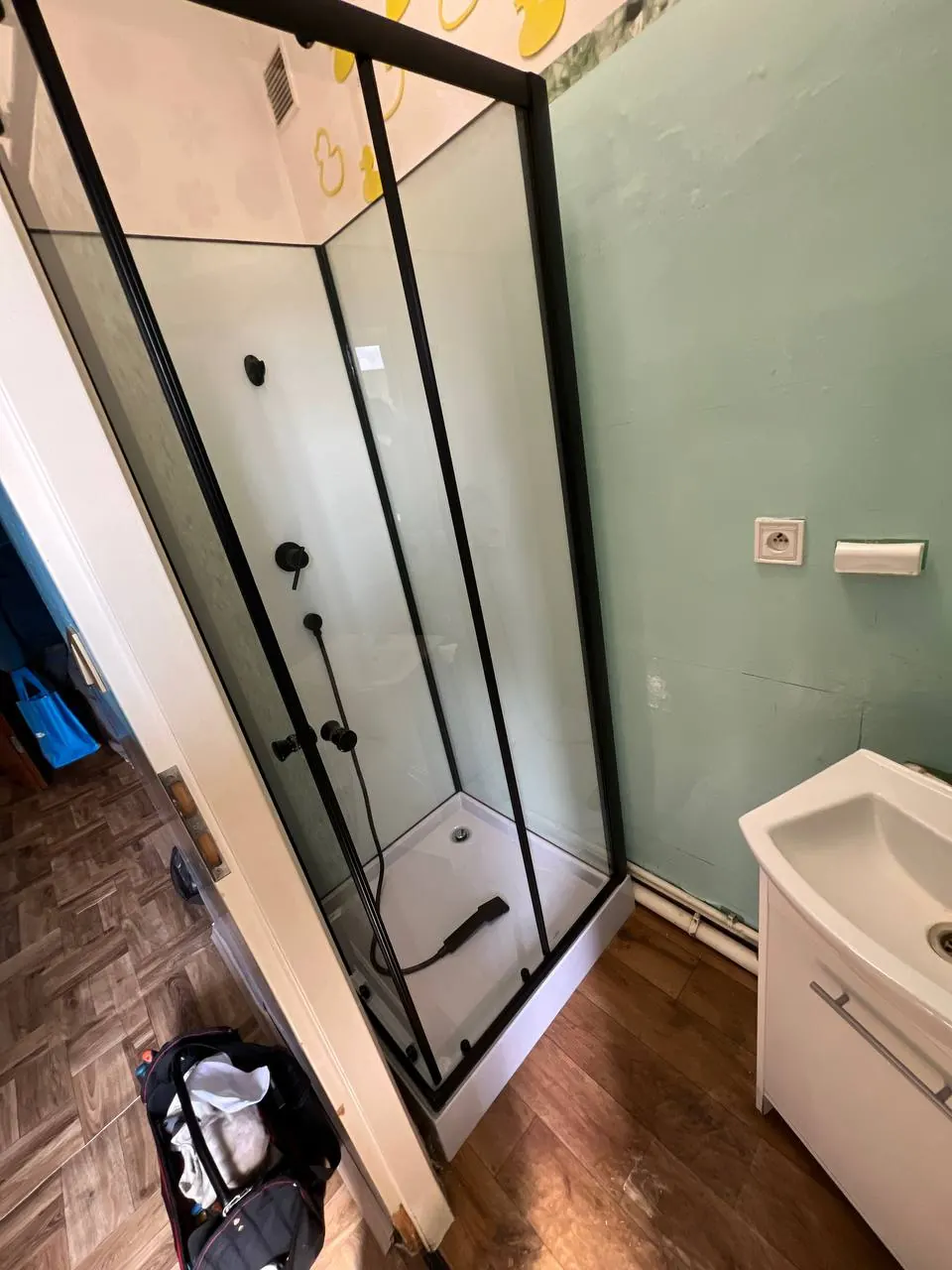 Mała kabina prysznicowa w czarnej ramie — DobryHydraulik Bydgoszcz