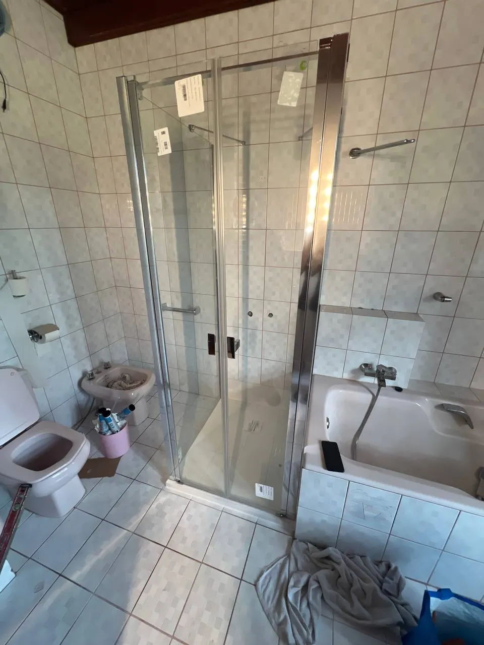 Kabina prysznicowa ze srebrnym profilem — DobryHydraulik Bydgoszcz