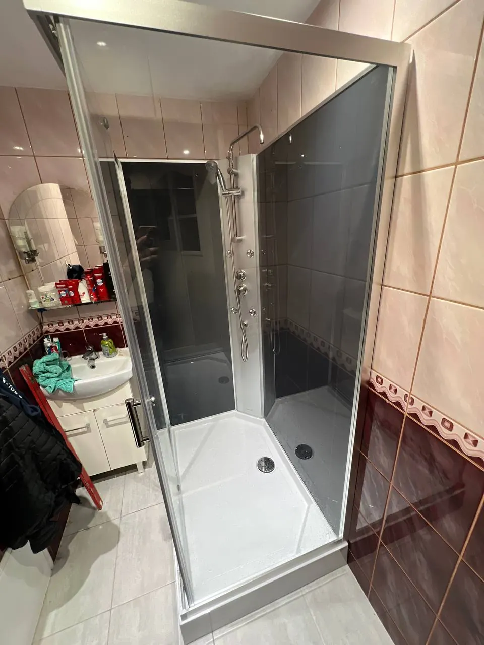 Kabina prysznicowa w łazience z płytkami bordo — DobryHydraulik Bydgoszcz