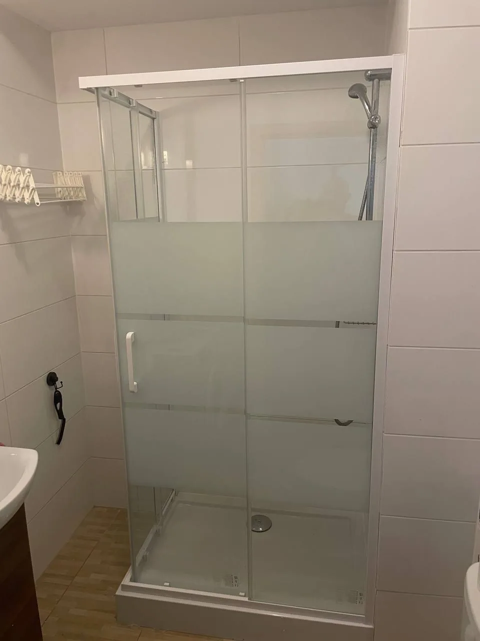 Kabina ze szkłem i nowym brodzikiem — DobryHydraulik Bydgoszcz