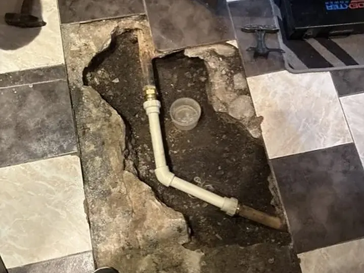 Rozkuta posadzka z rurą kanalizacyjną — DobryHydraulik Bydgoszcz