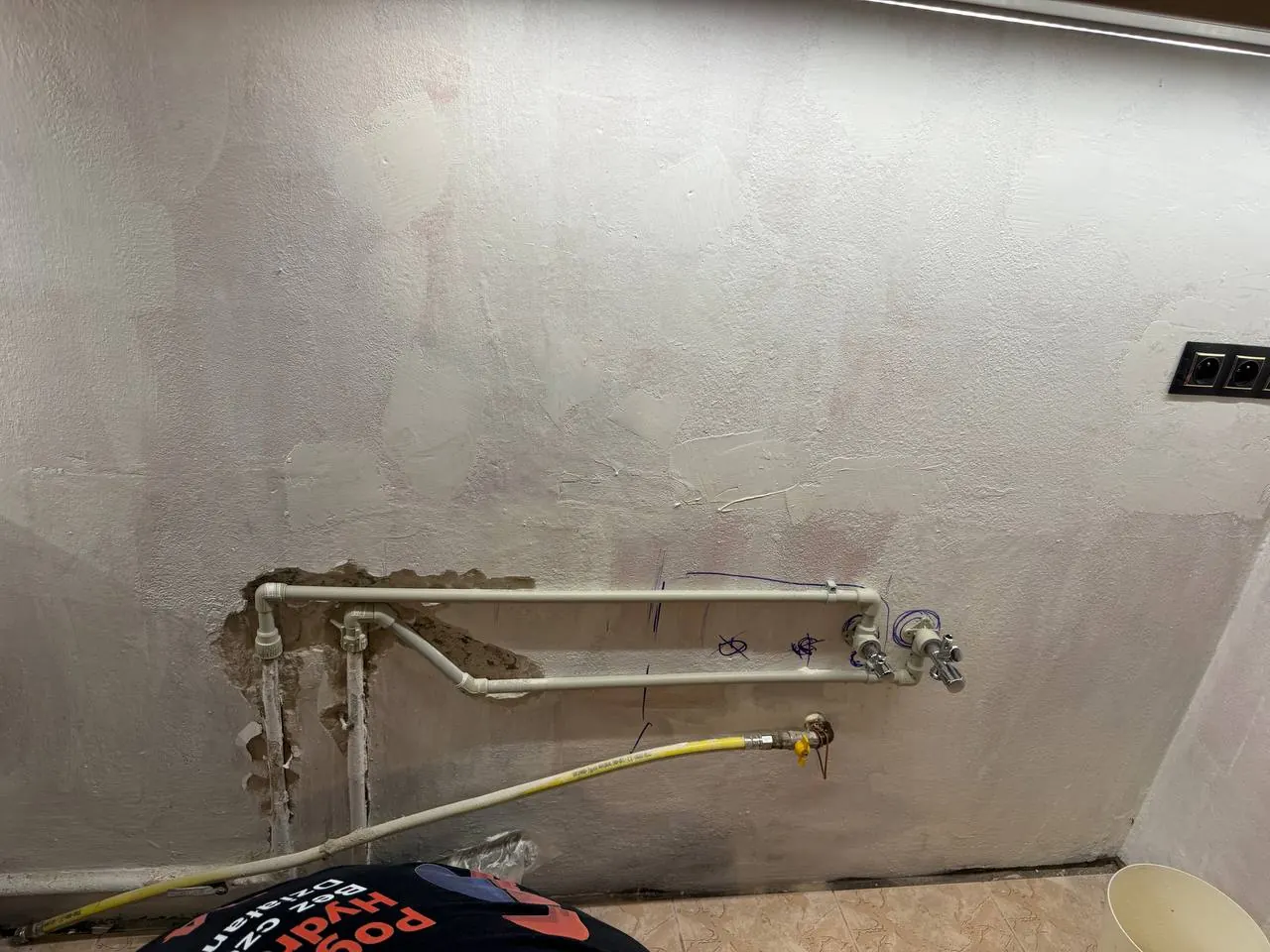 Przyłącza wodne na ścianie w kuchni — DobryHydraulik Bydgoszcz