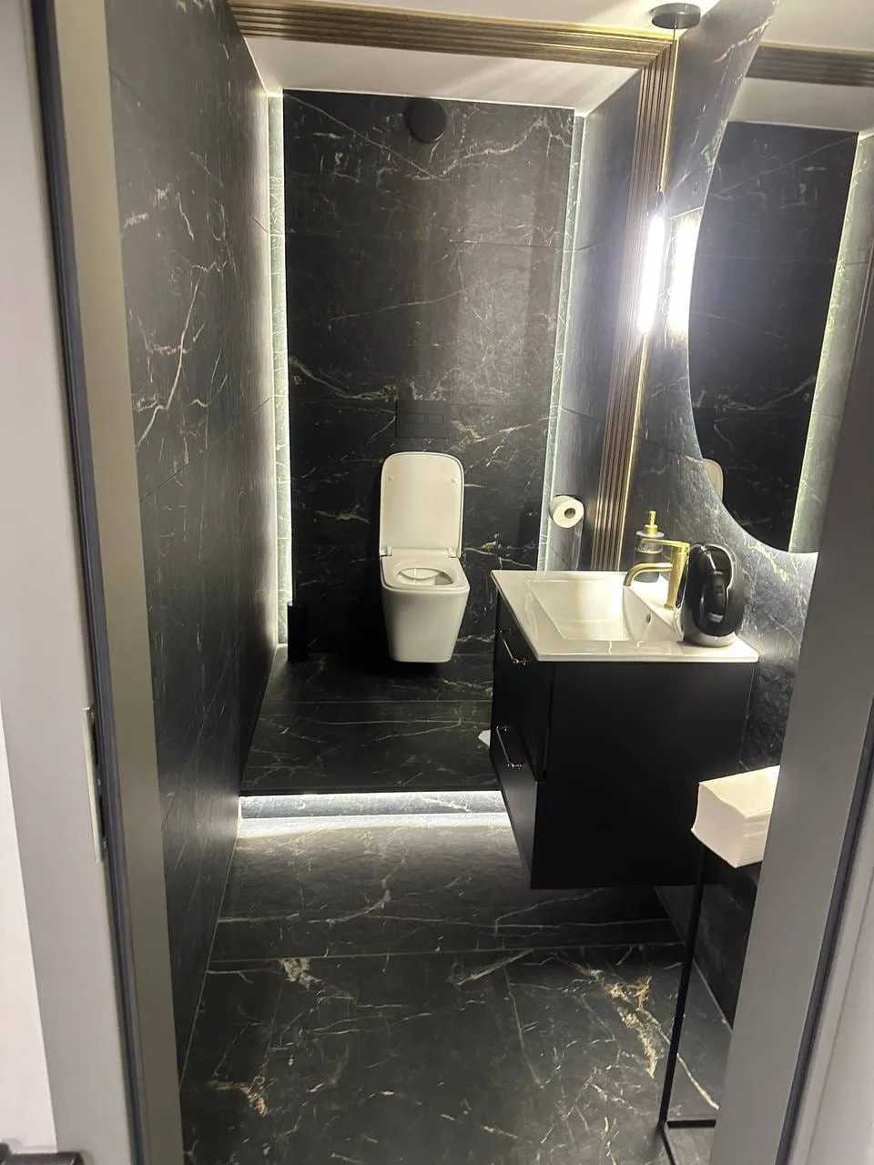 Łazienka wykończona w czarnym marmurze — DobryHydraulik Bydgoszcz