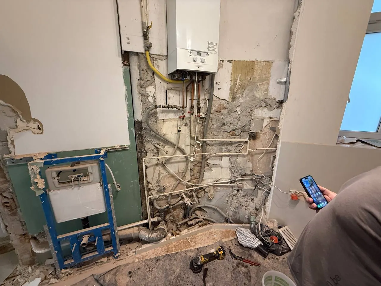Łazienka w remoncie z widocznym kotłem — DobryHydraulik Bydgoszcz
