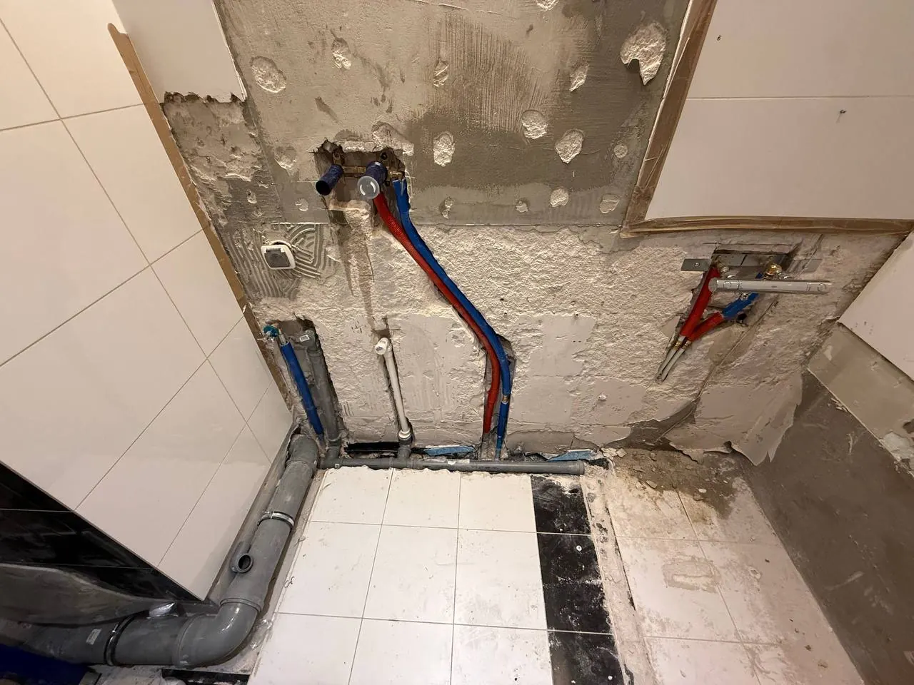 Nowe rury wodne po skuciu narożnika — DobryHydraulik Bydgoszcz