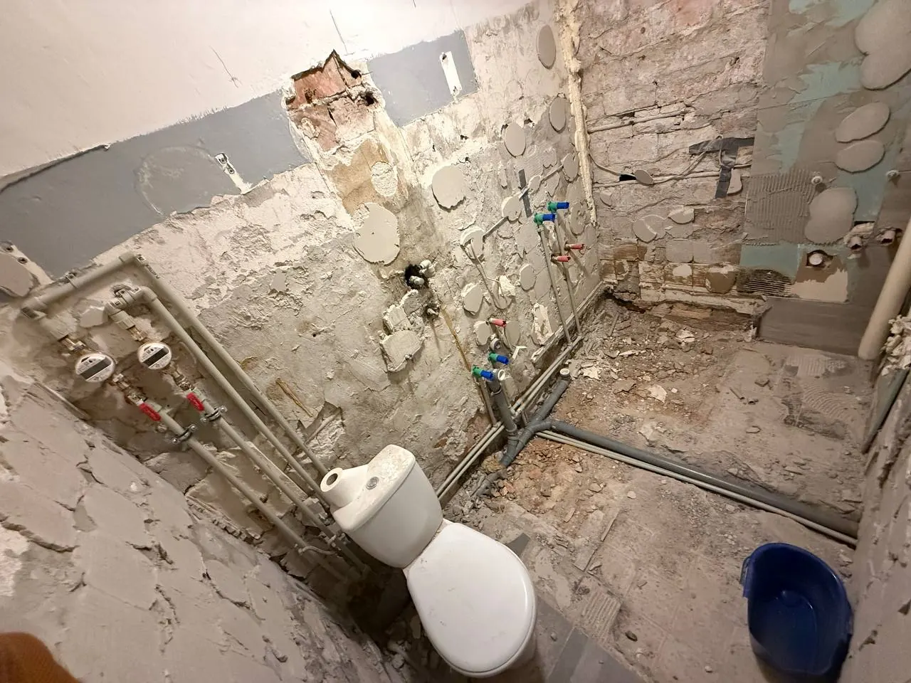 Skuta łazienka z odsłoniętą instalacją — DobryHydraulik Bydgoszcz