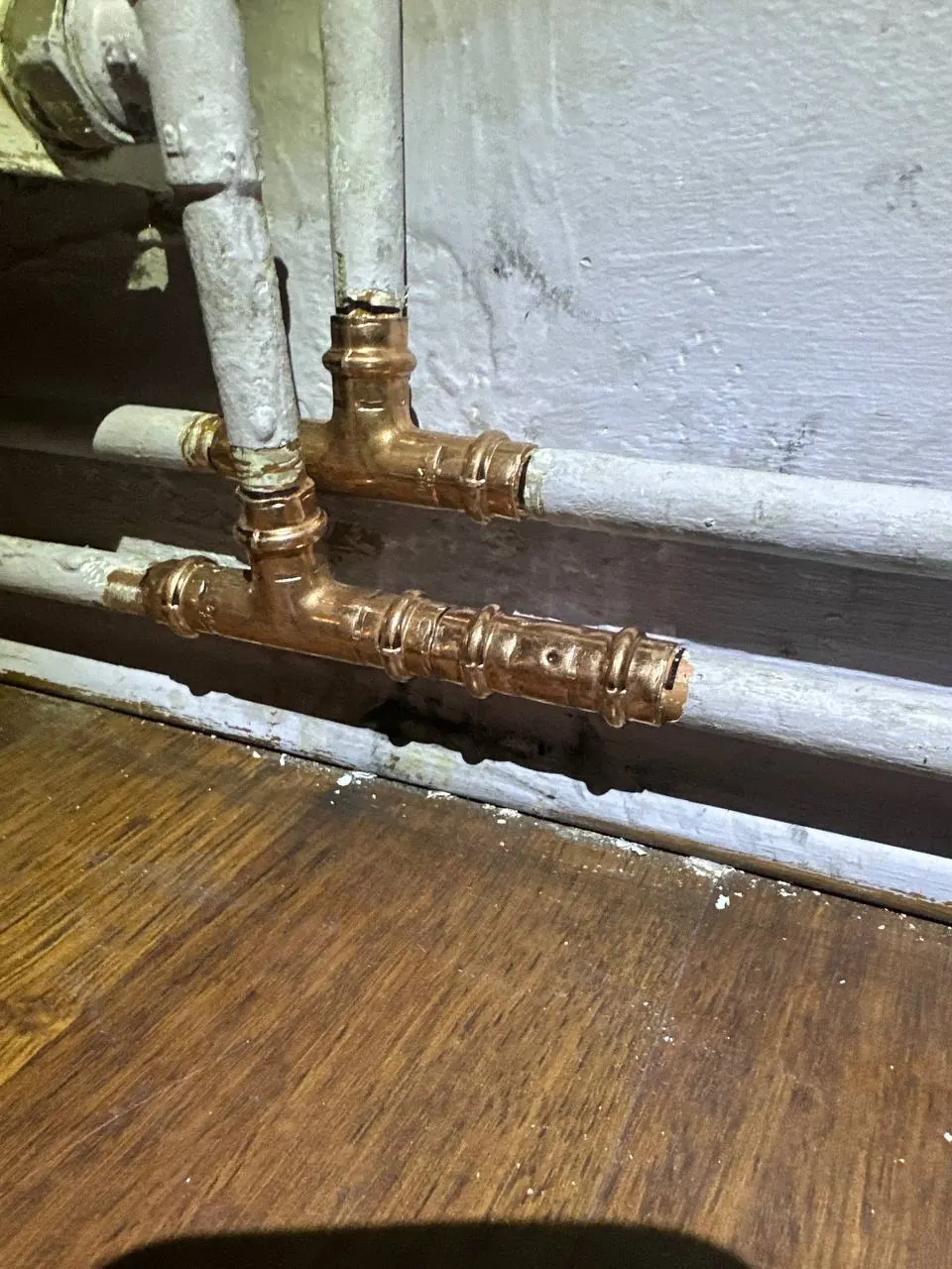 Naprawa rur miedzianych nad podłogą — DobryHydraulik Bydgoszcz