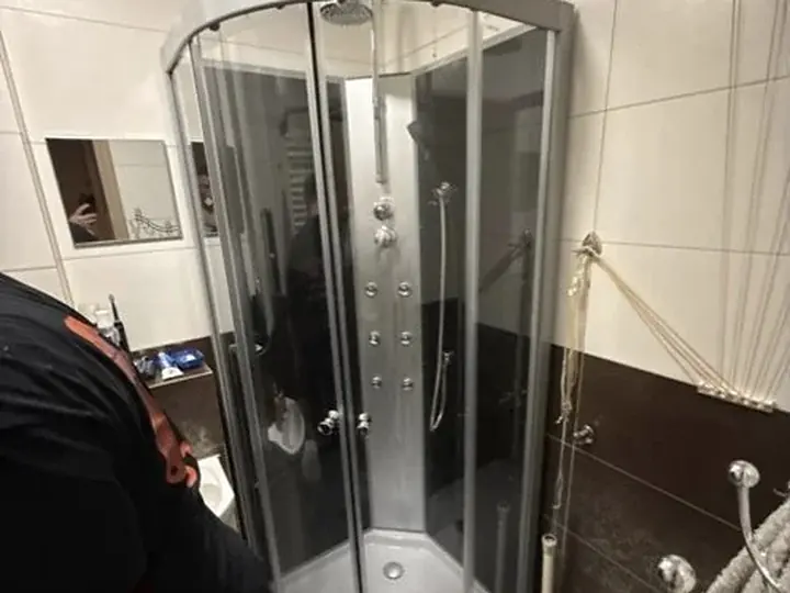 Bateria prysznicowa w kabinie narożnej — DobryHydraulik Bydgoszcz