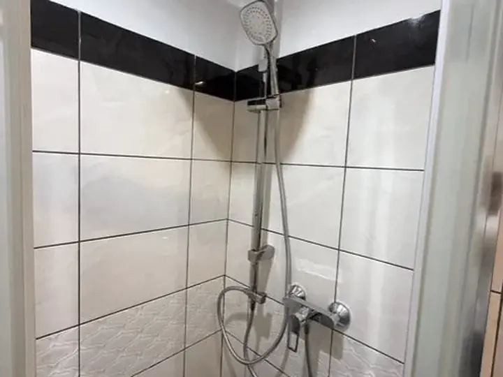 Kolumna prysznicowa w wykończonym narożniku — DobryHydraulik Bydgoszcz