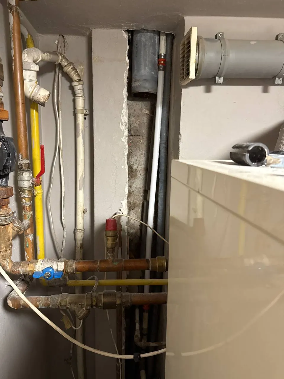 Przeciek na rurach przy wentylacji ściennej — DobryHydraulik Bydgoszcz