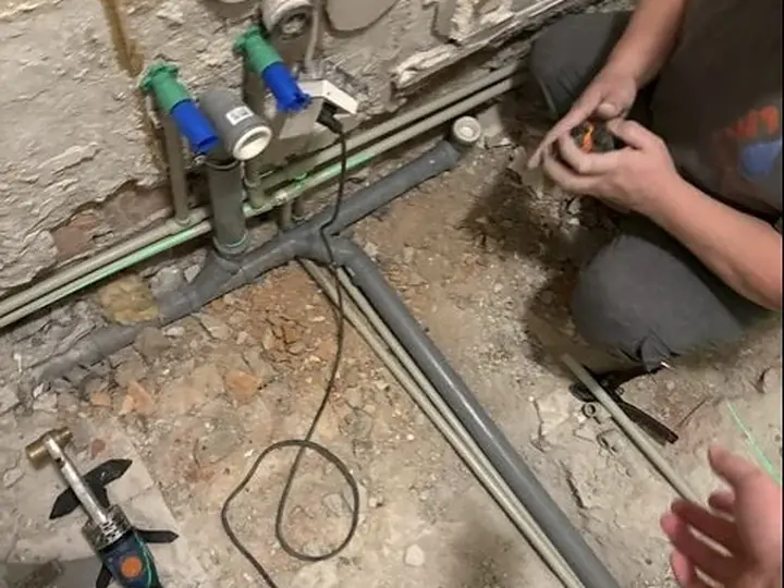 Przeróbka rur wodnych w bruździe podłogowej — DobryHydraulik Bydgoszcz