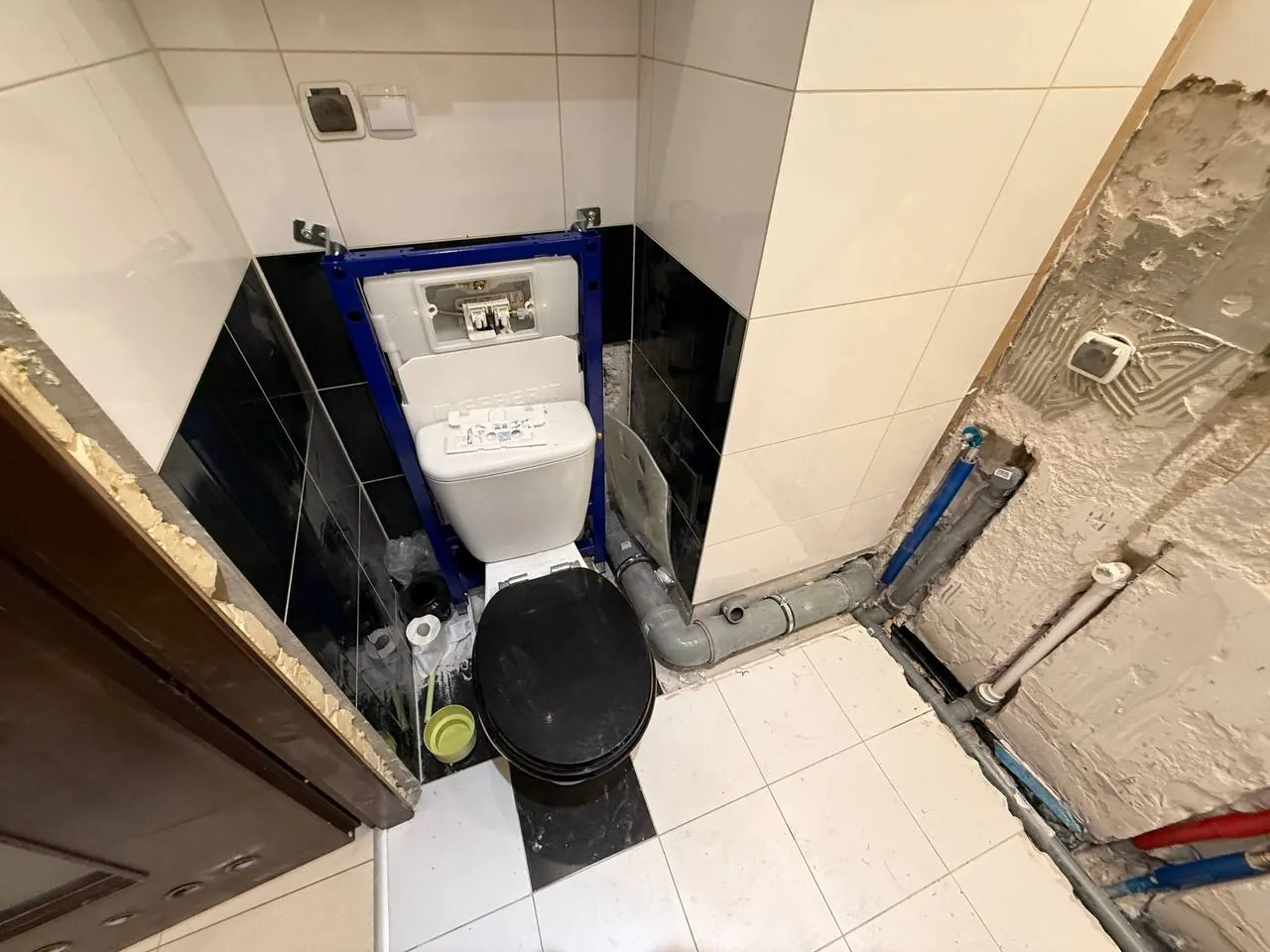 Kompakt WC z podejściami przy czarnych płytkach — DobryHydraulik Bydgoszcz