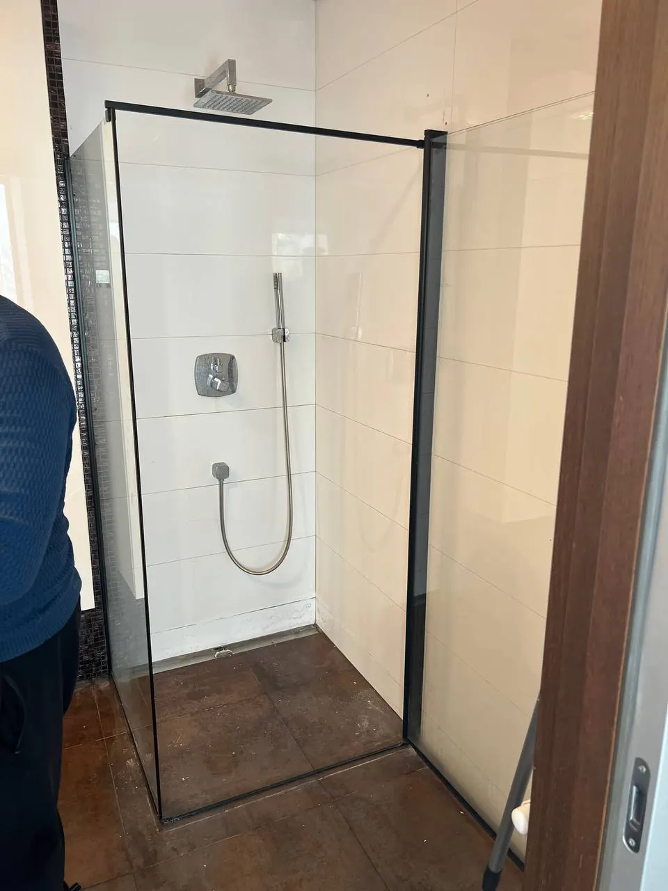 Kabina walk-in w czarnej ramie — DobryHydraulik Bydgoszcz
