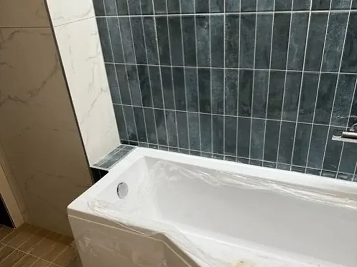 Nowa wanna po montażu, płytki w trakcie remontu — DobryHydraulik Bydgoszcz