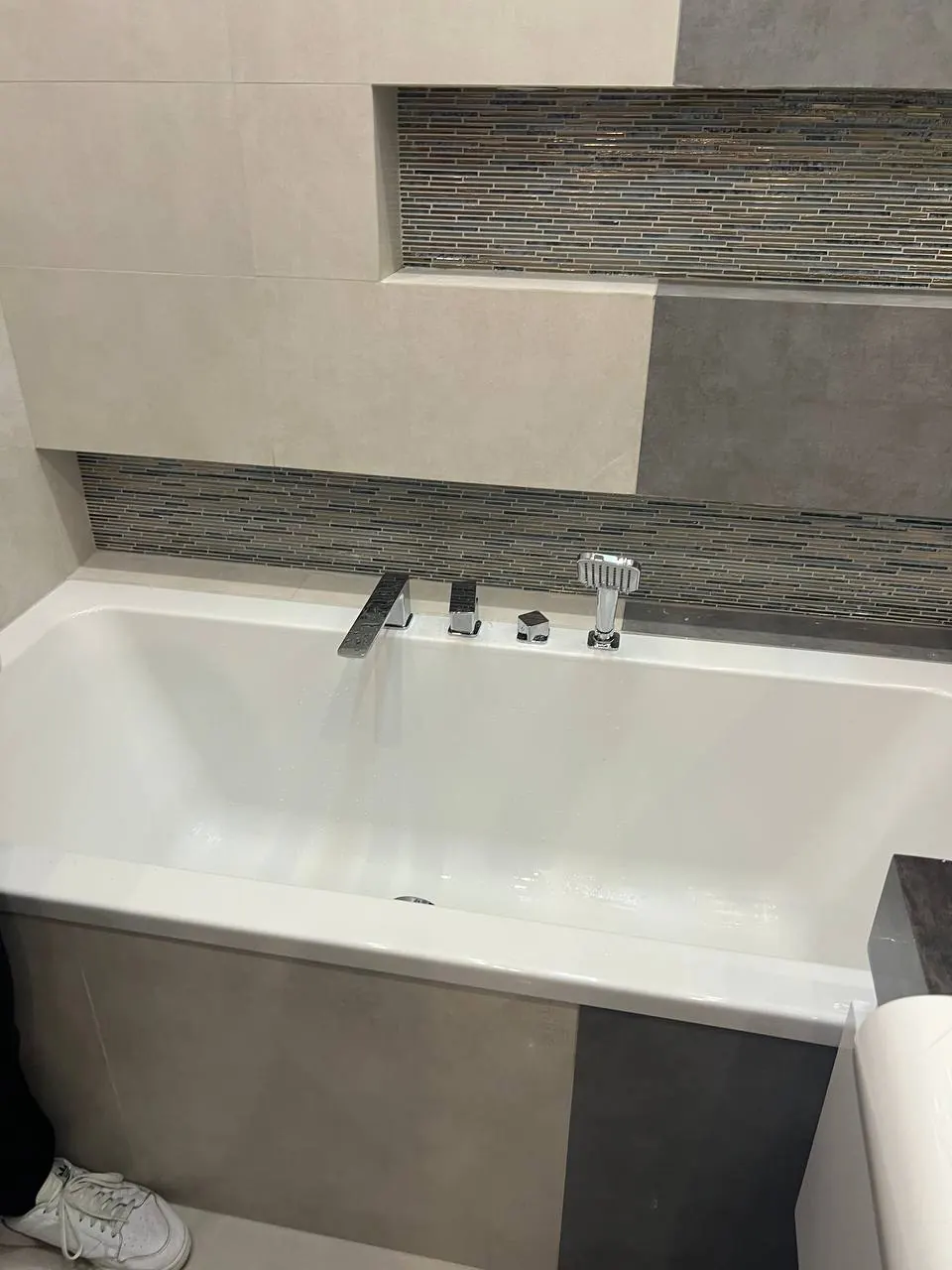 Nowoczesna wanna z baterią wannową — DobryHydraulik Bydgoszcz