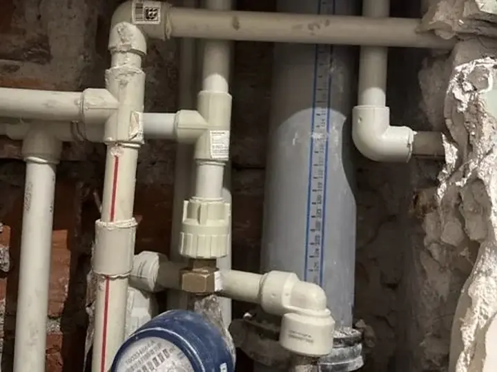 Wodomierz i stare rury w rozkutej ścianie — DobryHydraulik Bydgoszcz