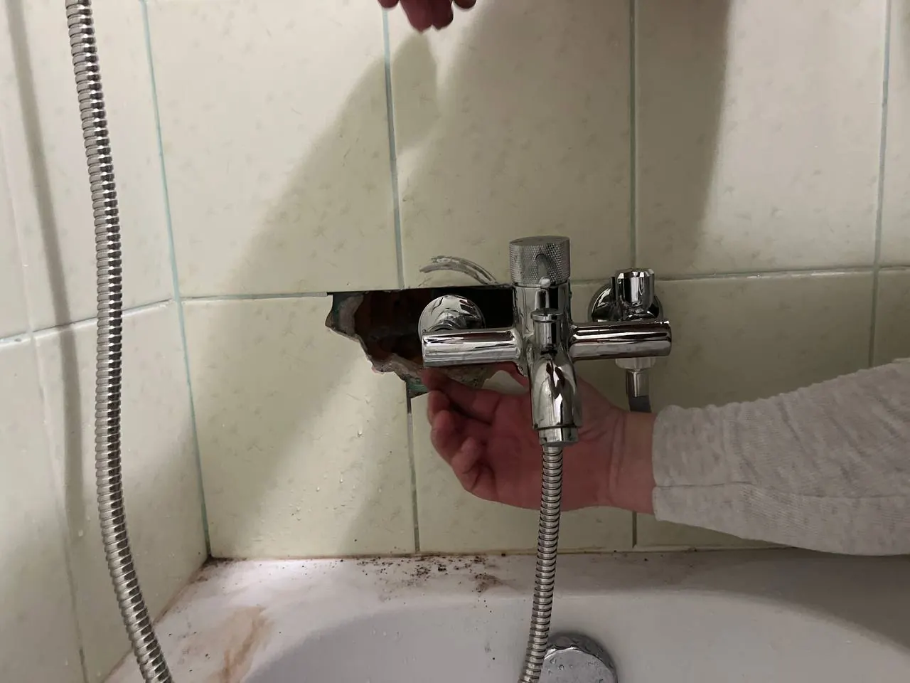 Naprawa wycieku przy baterii wannowej — DobryHydraulik Bydgoszcz