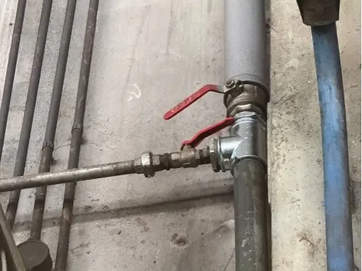 Główny zawór odcinający z czerwoną dźwignią — DobryHydraulik Bydgoszcz